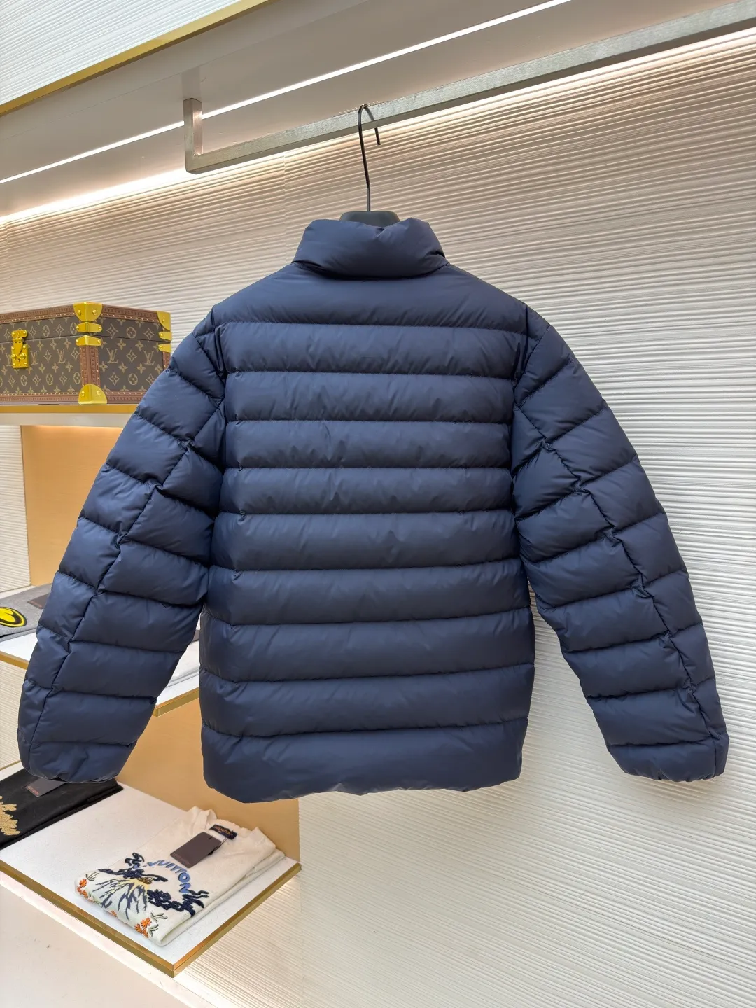 Ralph Lauren Ralph Lauren embroidered rib down jacket ●Original version: purchased and developed at 3340 ●Item number: 1682293-D15 ●Fabric: white duck down fabric ●Technology: mechanical down filling ●Color: navy blue ●Version: fitted version ●Weight: about 595 grams ●Size: S-M-L-XL ●Description: Nylon fabric has good windproof and waterproof properties, and can effectively block the intrusion of wind and rain from the outside Keeps the inside dry and suitable for wearing in humid or rainy conditions. The red label on the chest is made with an imported MECLO embroidery machine. The original pattern is scanned first, and then high-quality silk thread is used to make a pattern. The density effect is adjusted by continuous pattern making. The zipper design is simple and elegant. It is easy to operate; the closing design of the cuffs and hem effectively prevents cold wind from invading, improving the warmth and comfort of wearing. It uses 90 white duck down with a weight of 260g to ensure excellent thermal insulation performance. After the velvet has been strictly screened and processed, it is not easy to drill into the velvet, ensuring durability. The overall wiring is straight and delicate, the fabric is comfortable and soft, and the color is consistent without color difference. It can be matched with the same style to create a fashionable look and control various occasions. Customized accessories, complete with three standards, same style for men and women!